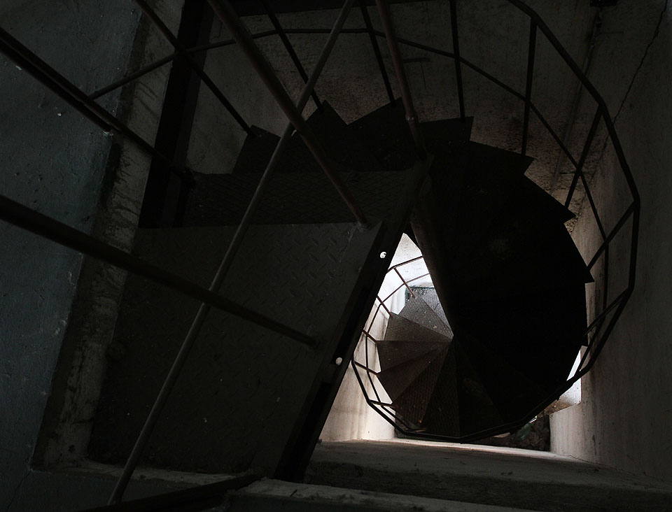 Po točitém schodišti lze vystoupúat do nejtajemnější místnůstky v motorárně, přikrčené nad firemním archivem.