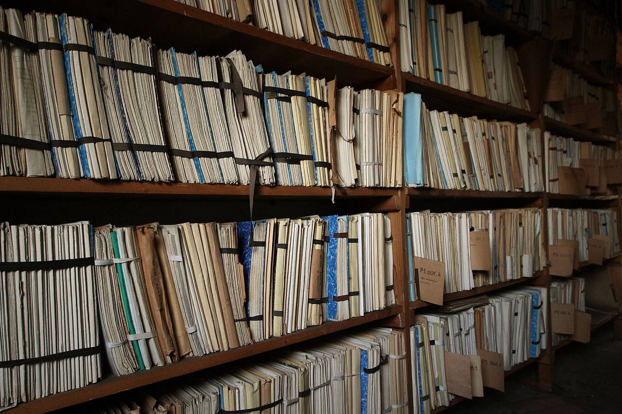 A pod ním archiv. Ve stovkách svazků je tu uloženo víc informací o motorárně, než bychom kdy dokázali vstřebat. Sbohem tedy, bylo to překrásné…