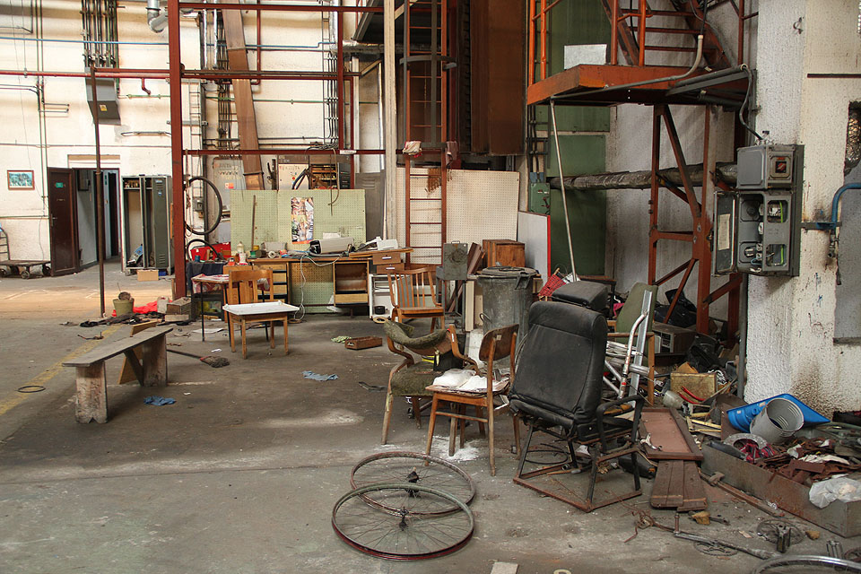 Po příchodu do budovy staneme v malé vstupní hale vybavené jeřábem, která se během třináctiletého zahálení budovy stala improvizovanou cyklodílnou.