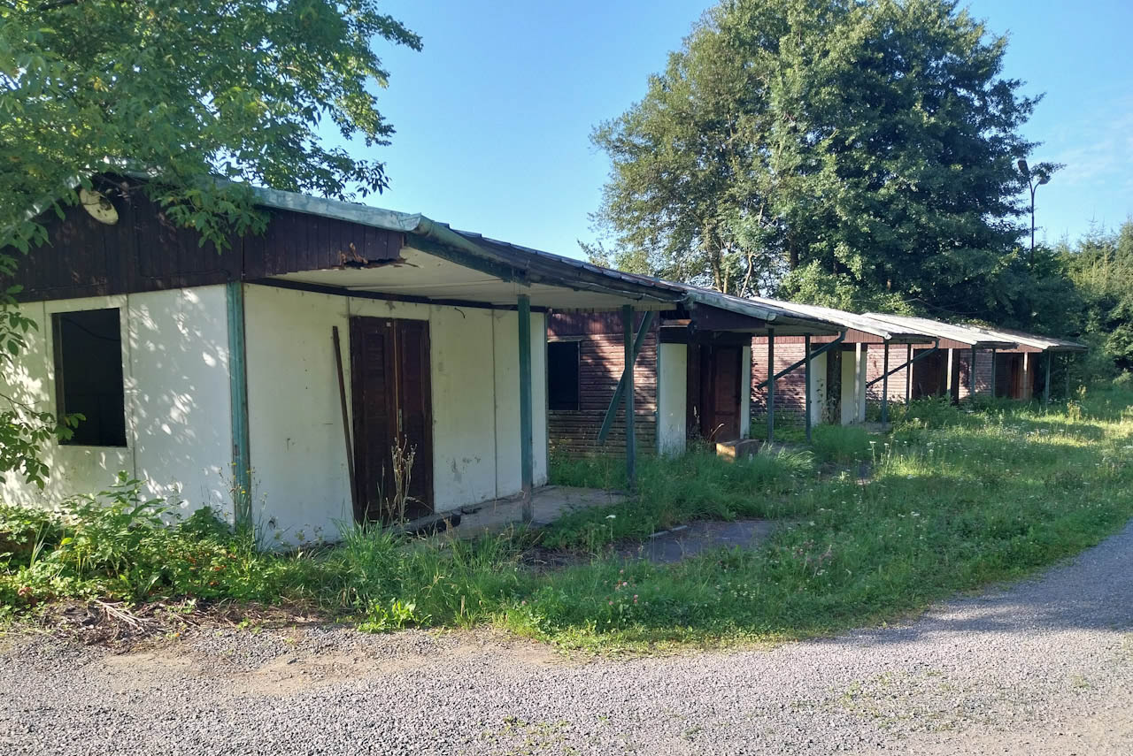 Celkový pohled na chatky. Je jich dohromady 5, všechny bez koupelny, se dvěma pokoji.