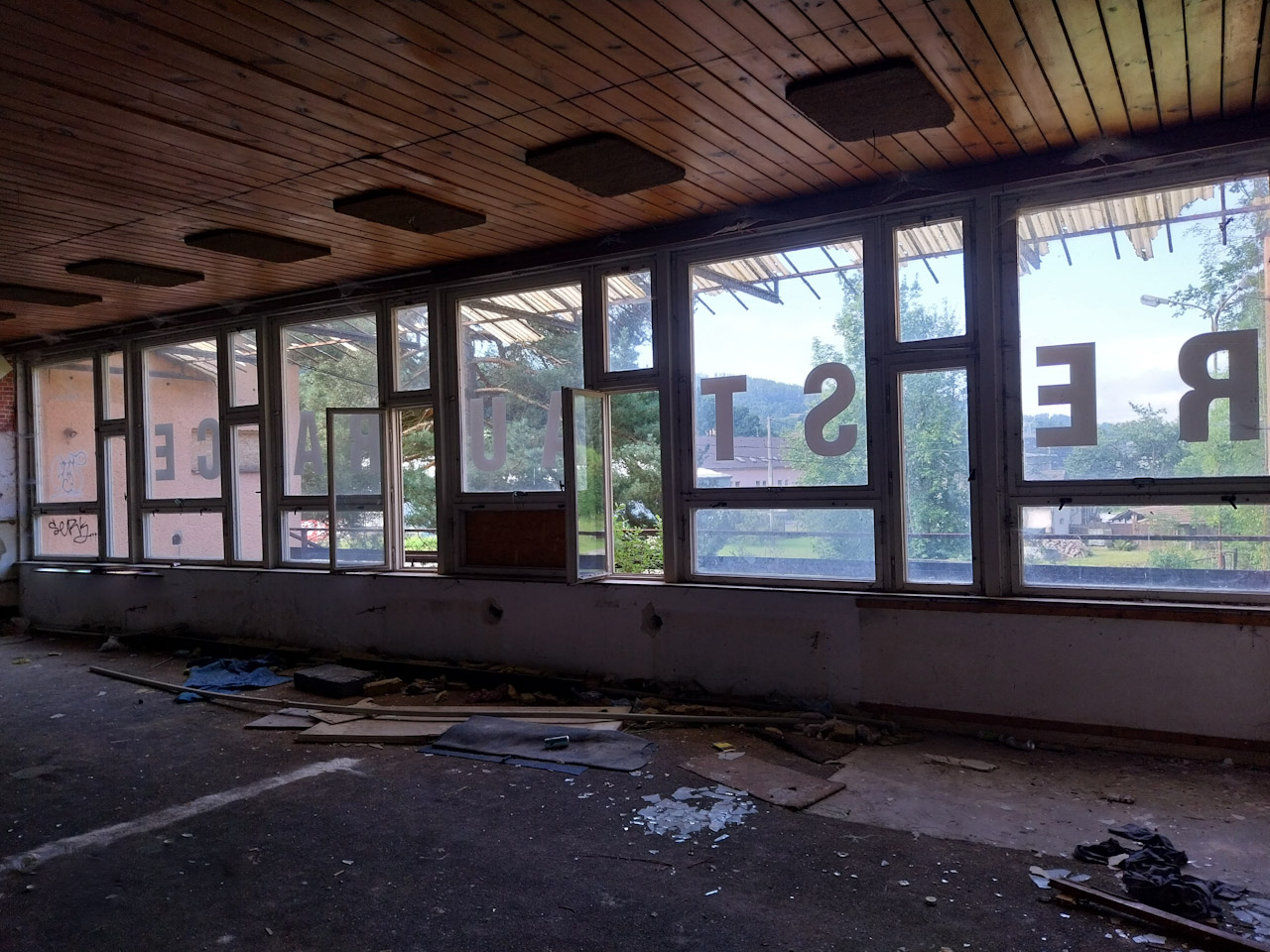 Tam, kde cinkaly příbory hladových hostí, nyní provívá jen vítr.