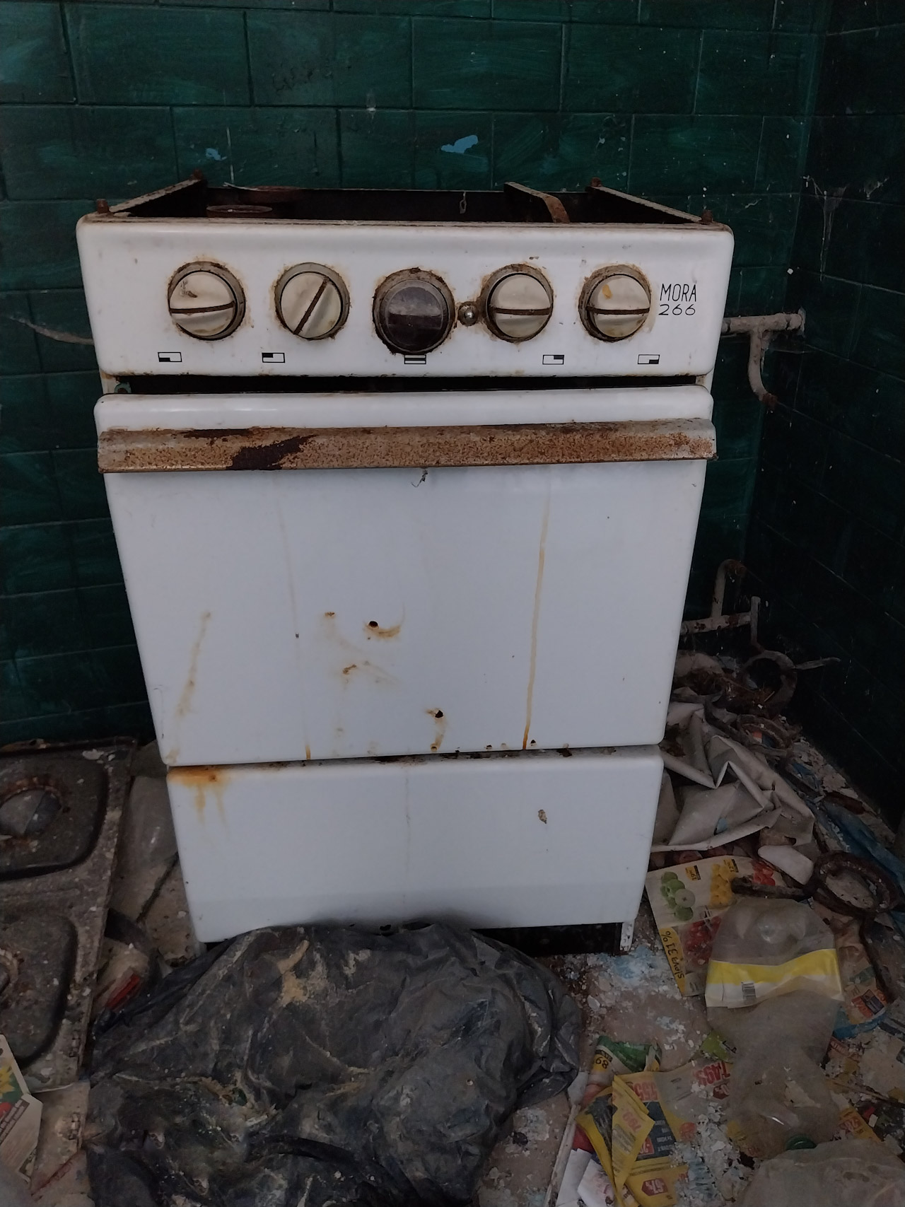 Starý sporák značky Mora 266. Kdysi výborný pomocník do domácnosti, dnes už ho ovšem požírá rez.