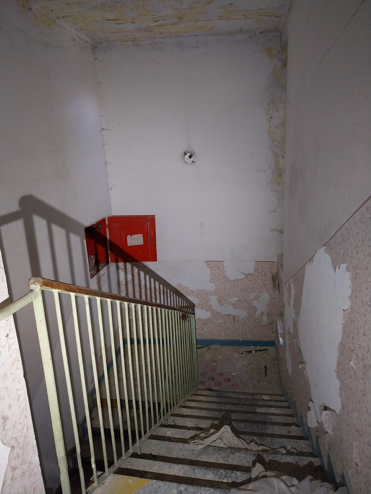 Schodiště mnoho krásy nepobralo, vypadá jako v nejvyšším patře paneláku.