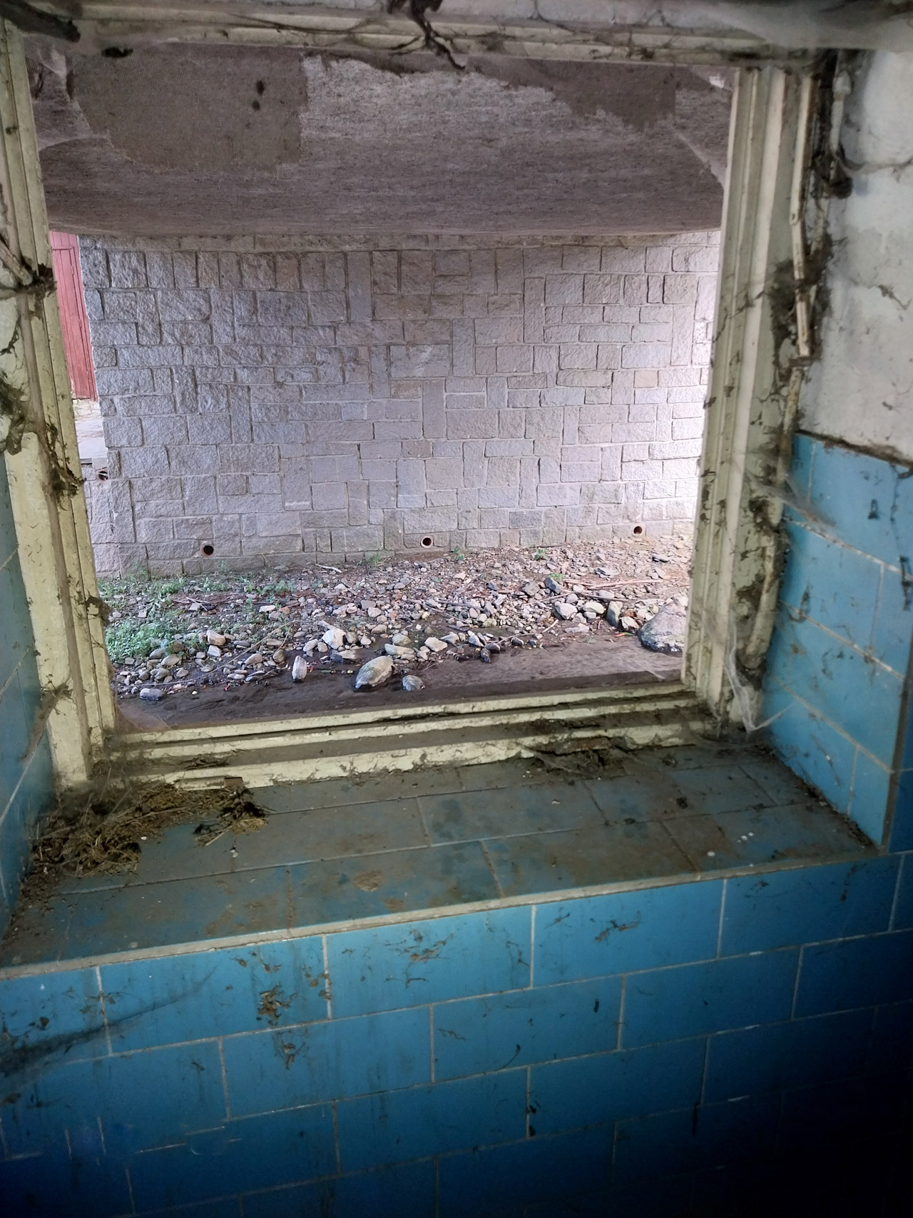 Jestli je něco na budově motorestu výjímečné, je to přemostění říčky Merty. Mimo jiné skýtá tenhle neobvyklý výhled z okna „pod mostem“.