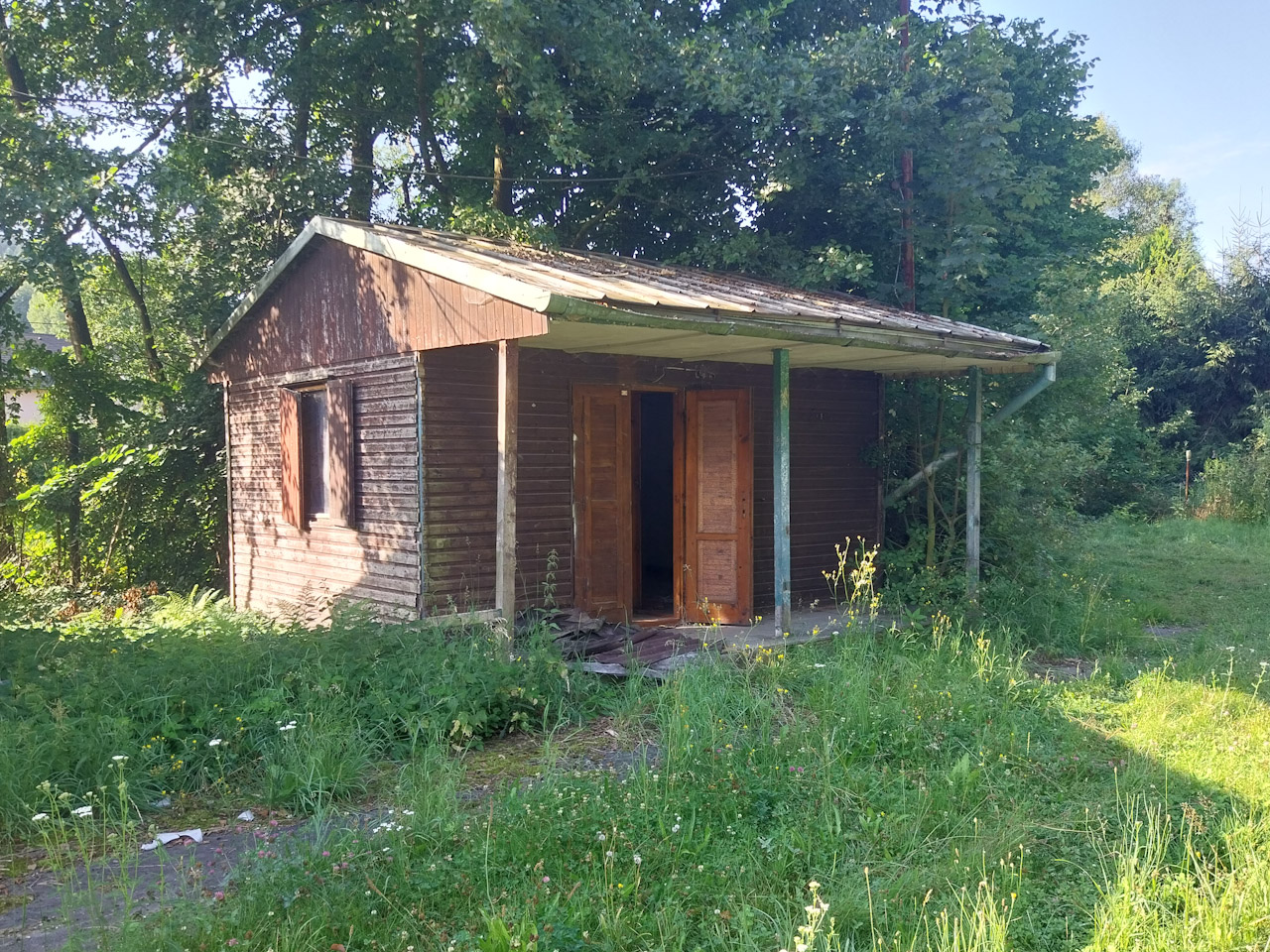 Poslední z řady 5 chatek. Jak se v ní asi bydlelo?