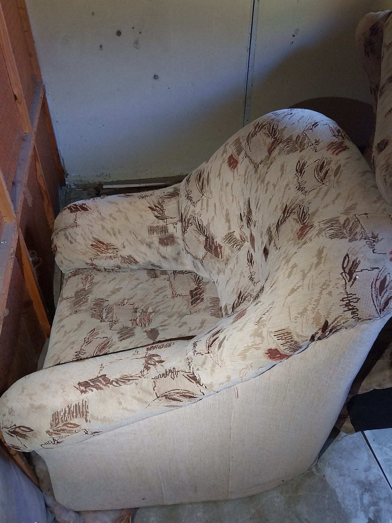 Nádherné křeslo je ponecháno svému osudu v jedné z chatek.