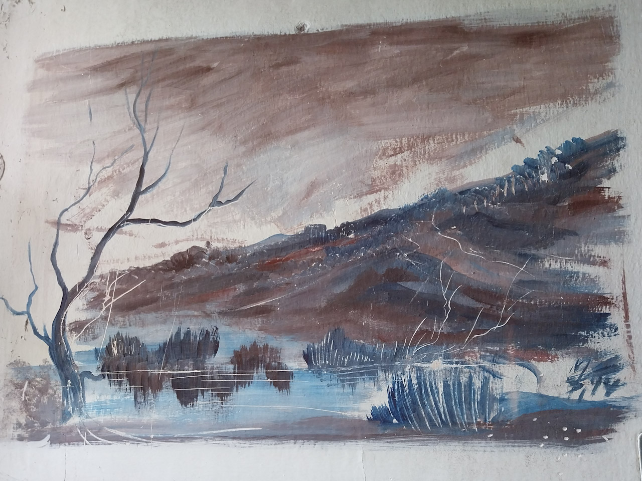 Vybledlá malba na jedné ze stěn ztratila za ty roky svojí krajinu a půvab.