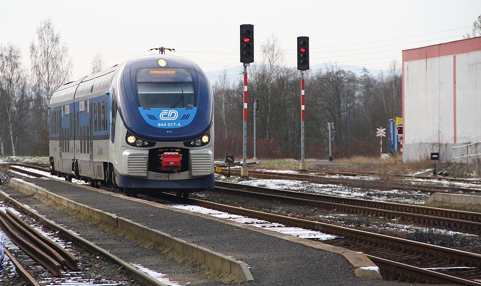 RegioShark přijíždí do stanice <a href=/Tema/Nov%C3%A1%20Role%20%28%C5%BEst%29>Nová Role</a>.