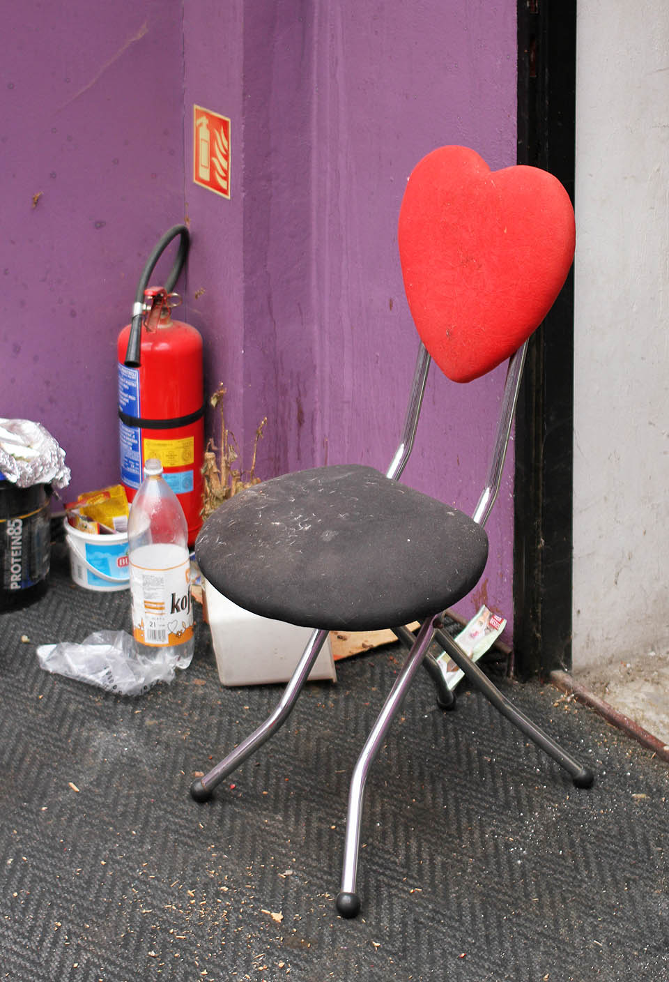 Kofola v nabídce nápojů naneštěstí chyběla. Za to židle srdečných tvarů byly specialitou prvního brněnského moderního hampejzu.