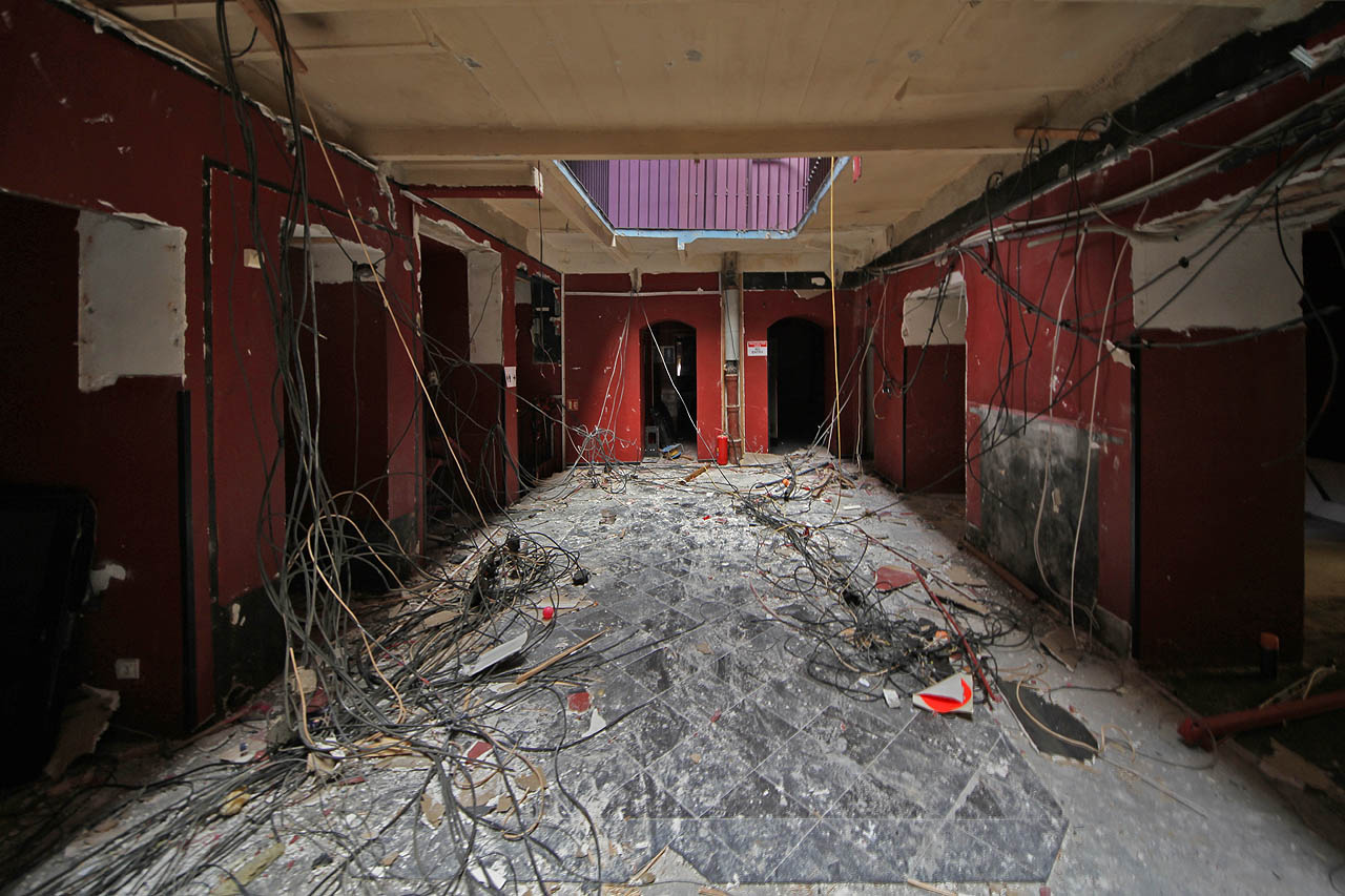 Tohle byl kdysi temný dvorek pavlačového domu a později jeden ze dvou barů erotického salonu. Dnes z něho sálá vícevrstvý smutek.