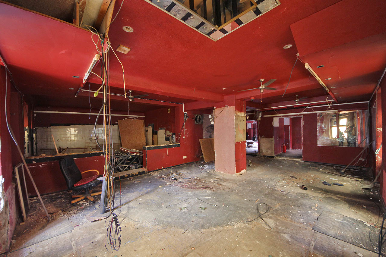 Hlavní bar se striptýzem, tanečním parketem, tyčí, klecí a vůbec vším, co bylo kdysi výkladní skříní Moulin Rouge.