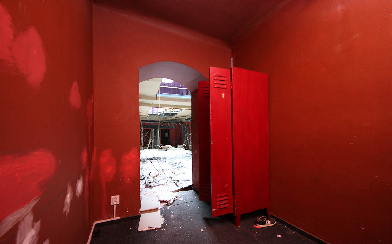 Tam, kde kdysi nájemníci skladovali uhlí, byly v 90. letech zřízeny skromné šatny pro zaměstnankyně erotického podniku.