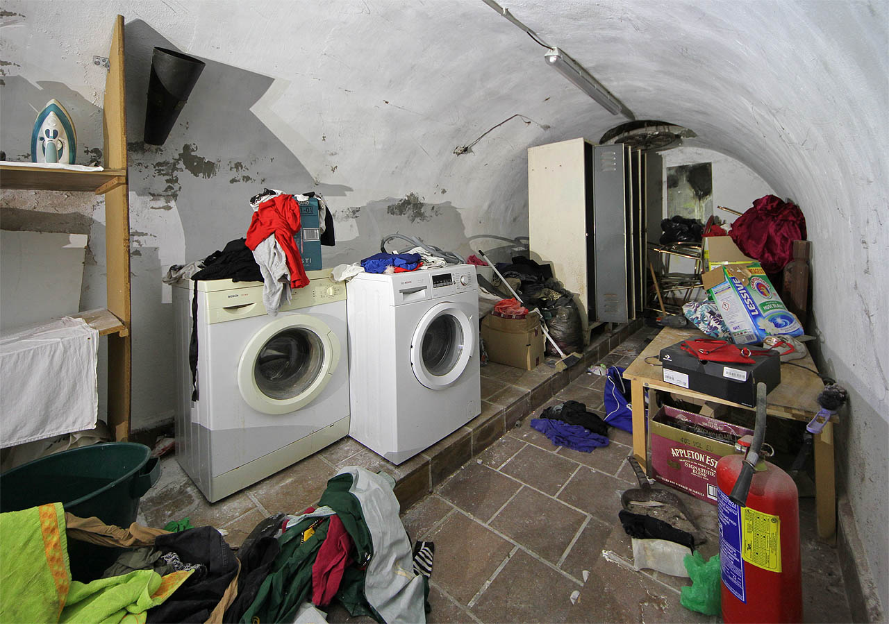 A zcela dole to vše končilo v pračce. Nikdo už nespočítá, kolik poskvrněného prádla prošlo kulatými dvířky těchto dvou krasavic.