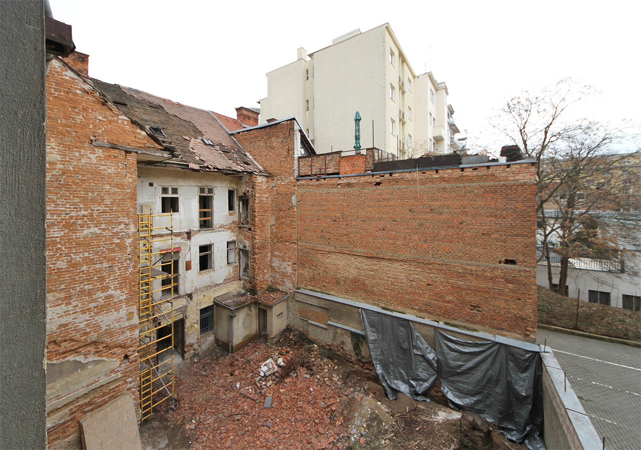 Milovníky opuštěných brněnských zákoutí dlouho přitahoval opuštěný pavlačový dům na Kounicově 23. S demolicí Moulin Rouge vzal bohužel taky za své a uolnil místo moderní novostavbě.