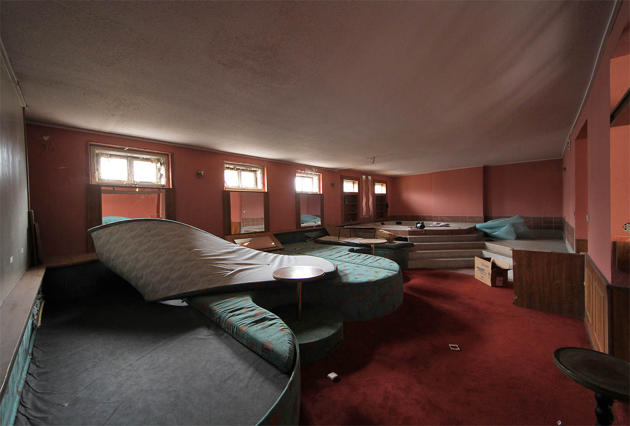 Mezi nejluxusnější služby podniku patřil pokoj s vyvýšenou vířivkou, do které se vešlo hned několik dívek.