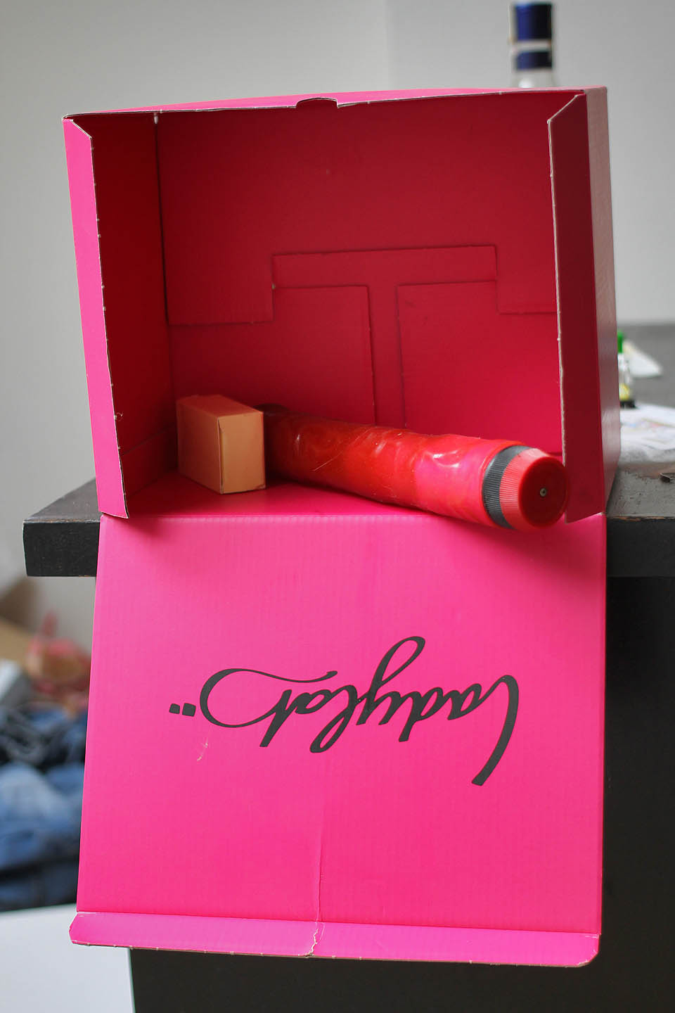 Zůstalo tu leccos. Třeba vibrátory velkorysých rozměrů, parfémy nebo erotické pomůcky, o jejichž účelu se lze dohadovat hodiny.