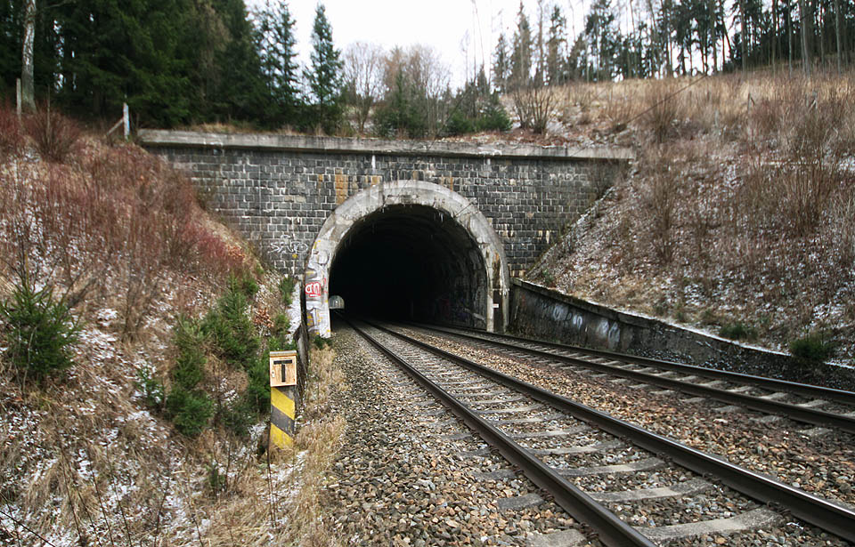 Severní portál Muzlovského tunelu ověnčený rampouchy rozpačité zimy roku 2018.