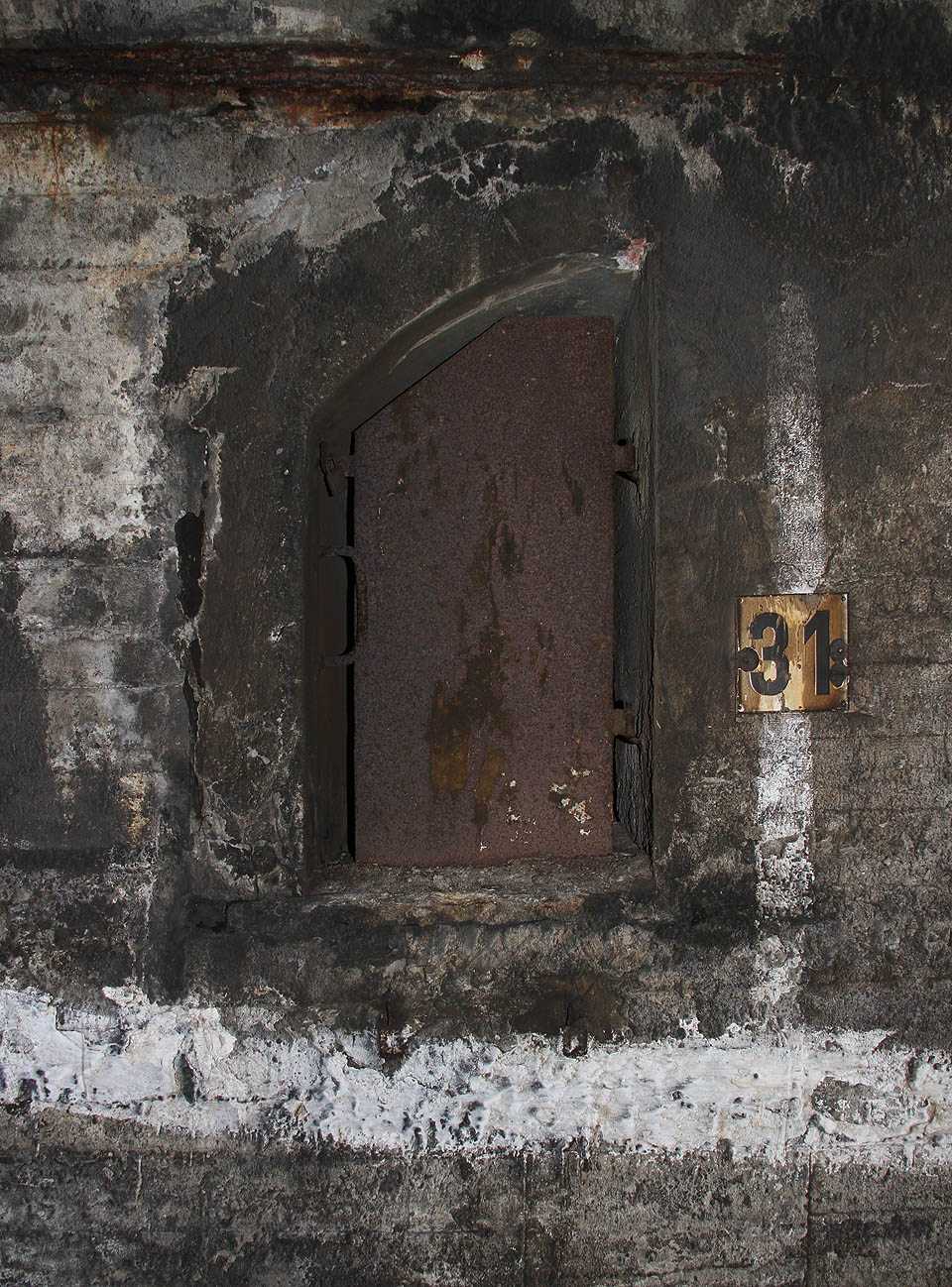 Zhruba uprostřed tunelu se po obou stranách nachází řady uzamykatelných plechových okének. Některá jsou zamknutá, jiná volně pootevřená - jejich účel však zůstává autoru záhadou.