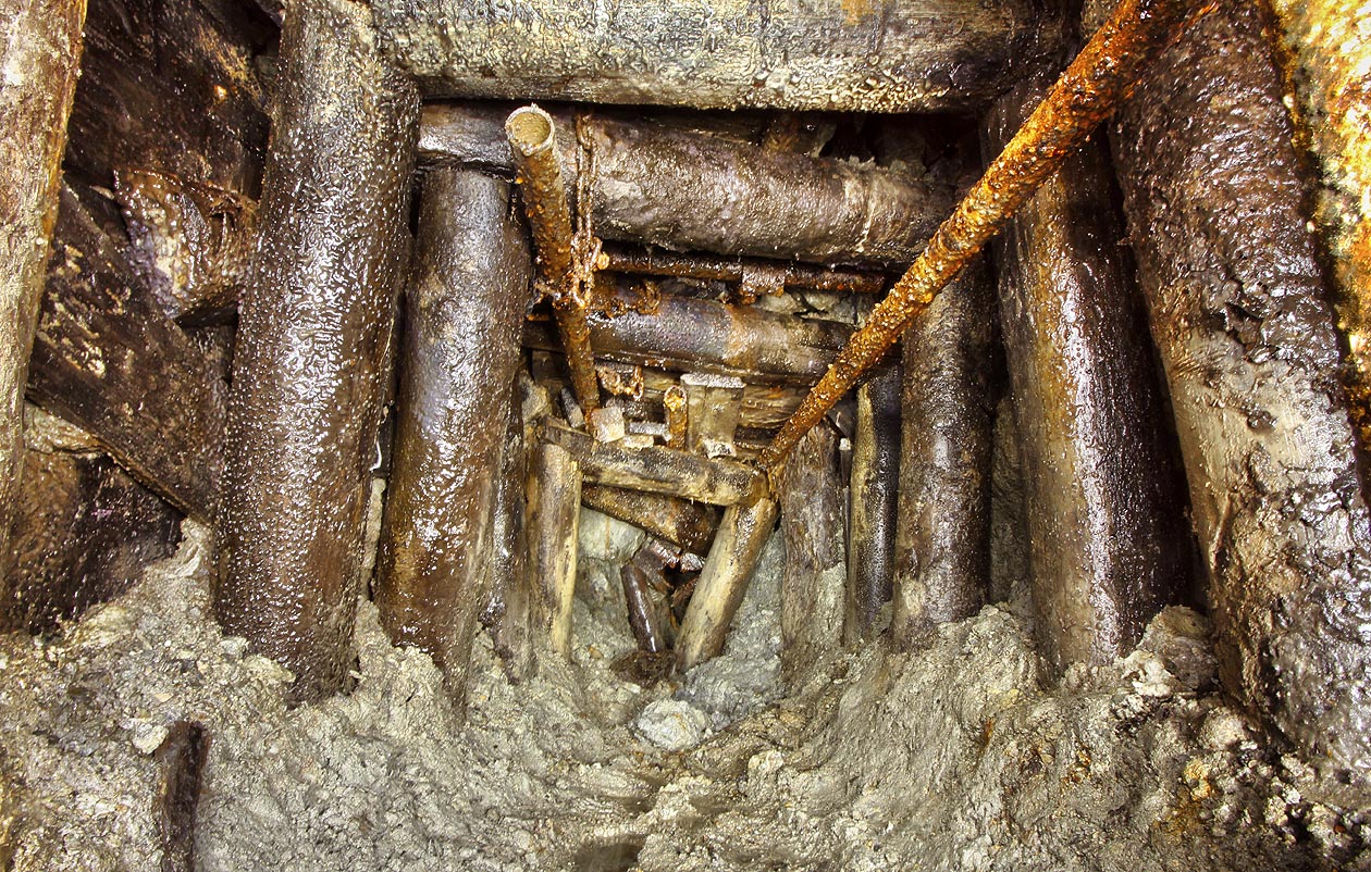 Prostor je zde extrémně stísněný. Mezi kůly pomalu práchnivějící výdřevy, která praská pod ohromnou tíhou horniny, by se odvážil jen člověk, který se chce z Nebeské štoly dostat rovnou do nebe.