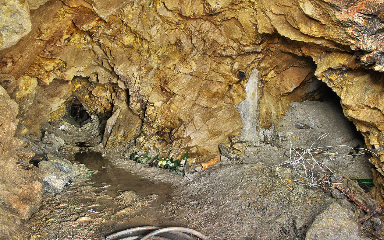 Na konci zatopeného úseku se nachází jediné rozdvojení. Vpravo lze pokračovat do krátké zavalené rozrážky, rovně pokračuje hlavní štola.