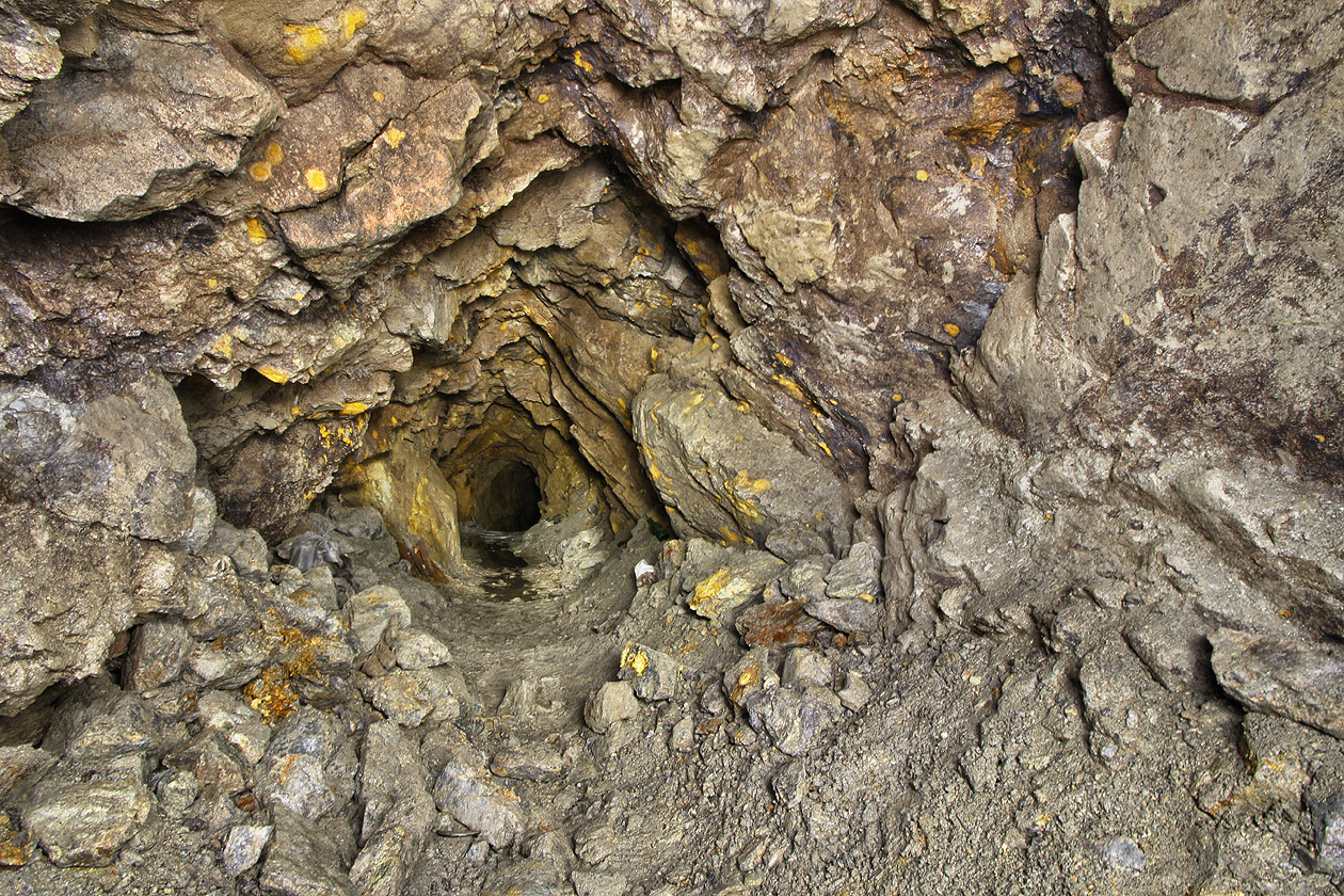 Pohled ze zadní části štoly zpět k zatopenému úseku se může zdát tady, ve věčném tichu hluboko pod zemí, poněkud fádním.
