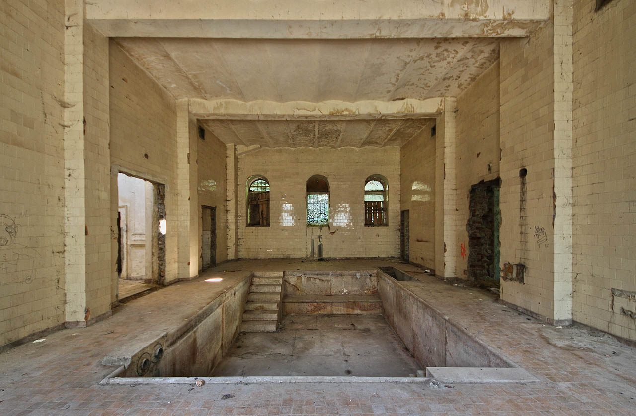 Kdo nalezne vchod do imperiálních Neptunových lázní, zřejmě spatří jako první zašlý mramorový bazén. Před léty tu sestupovali po schodech z ušlechtilého kamene do vroucí vody vážení hosté. Dnes vyvolá vyschlá mramorová lázeň spíš odpor.