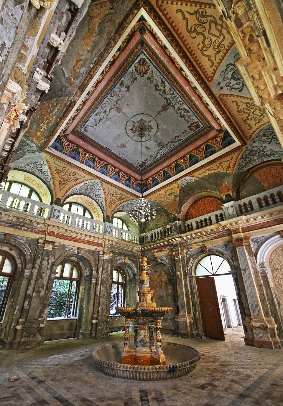 Přese svoji opuštěnost a zchátralý stav (a nebo právě díky nim?) jsou Neptunovy lázně stále největším klenotem města stísněného na dně horské soutěsky.