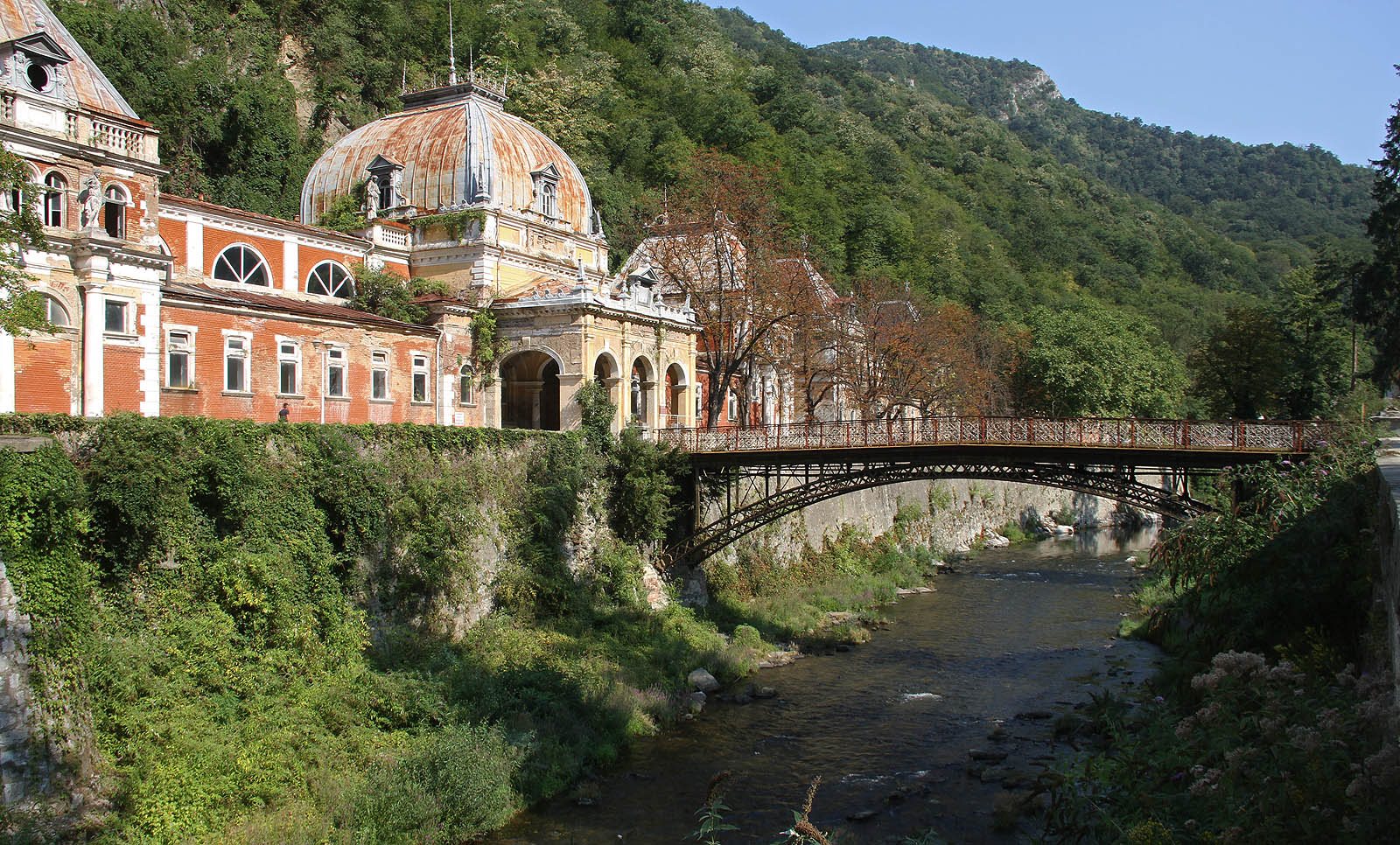 Řeka Cerna [černa] nenese svůj slovanský název náhodou. Desítky smrdutých sirných pramenů pod vodou i nad ní temně barví průzračnou vodu stékající z hor, až není nepodobna černé ropě.