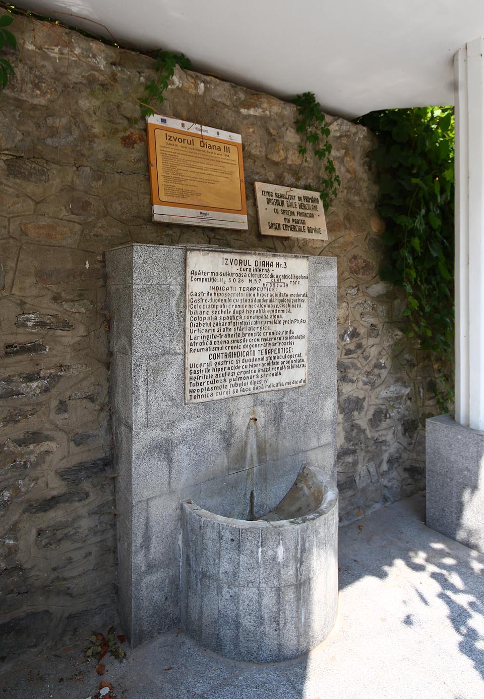 Úpadek Neptunových lázní, stržení části pramenů a odvedení vody ze zbývajících potrubím do neznáma dopadlo těžce i na slavný pramen Diana III, kdysi přístupný přímo z lázeňské kolonády. Vyschnul.