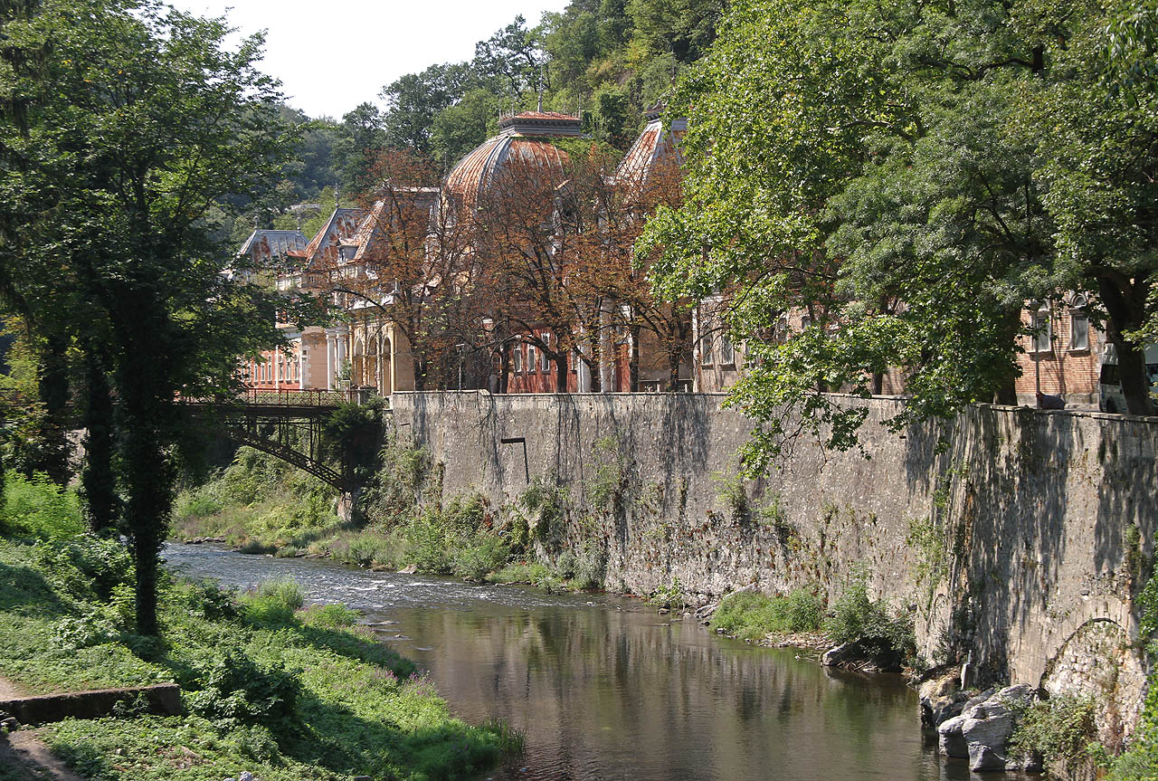 Chřadnoucí fronta budov na pravém břehu řeky však stále působí i díky vysoké nábřežní zdi monumentálně. Imperiální velkolepost nevymizí ze dne na den.