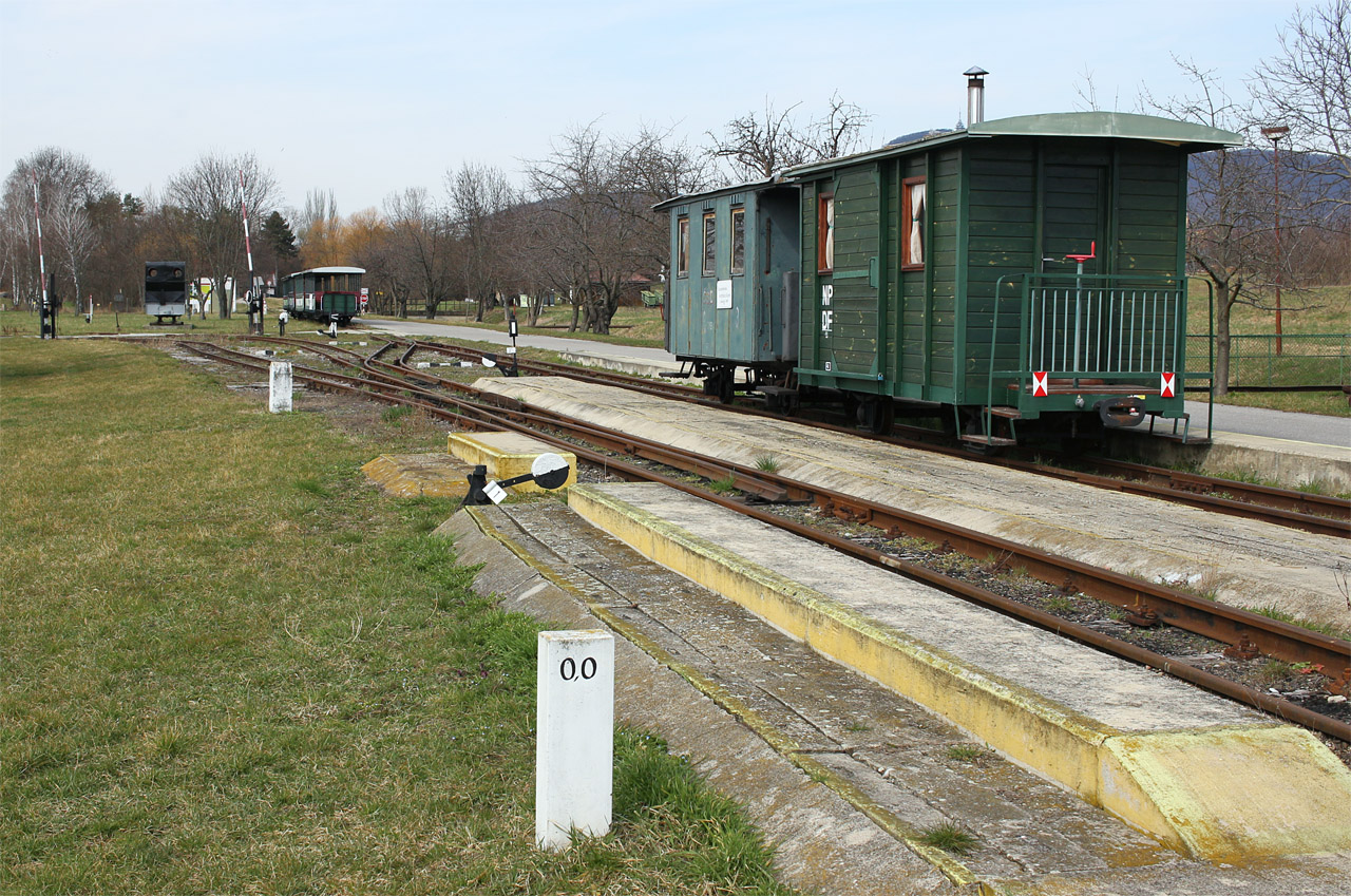 Vagóny odstavené na počátku roku 2023 ve stanici Skanzen čekají na obnovení provozu po epidemii covidu z let 2020–2022.