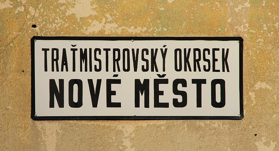 Podobných traťových okrsků byly na konci 20. století na síti ČSD desítky. Zaměstnávaly vždy několik traťových dělníků, kteří se starali o údržbu dráhy, k dispozici měli dílnu, mechanizaci a svůj přidělený úsek trati. Dnes je cedule pouze svědkem bohaté historie našich drah.