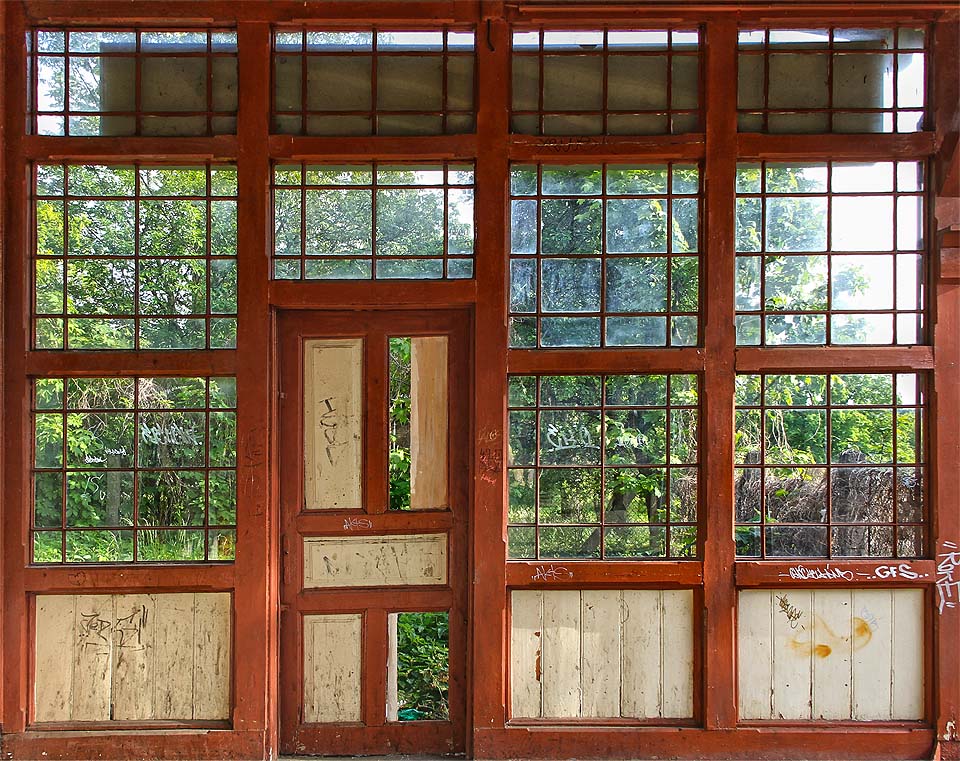 Ačkoliv chřadnou, neztrácejí prosklené stěny venkovní čekárny stanice Nové Město nad Metují ani po více než stovce let nic ze své elegance.