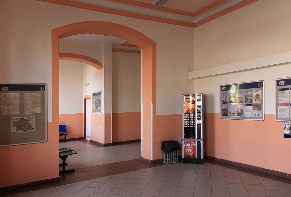 V roce 2015 je interiér stanice Nové Město nad Metují čistý a účelný.