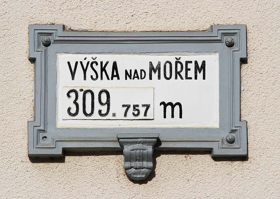 Stanice Nové Město nad Metují se nachází ještě pořád v nížině, dráha se už ale pomalu chystá šplhat do okolních kopečků.