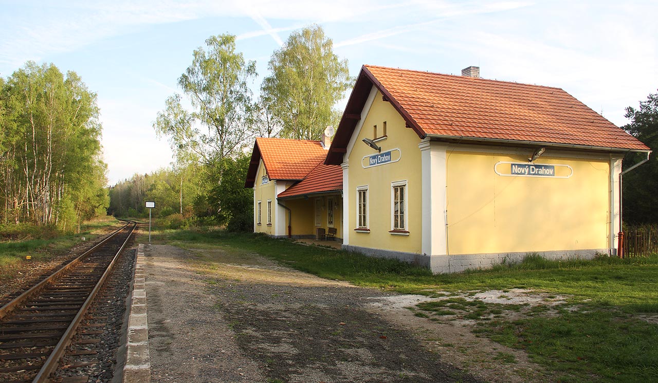 Na nádraží do Nového Drahova je odevšad daleko, je tu proto klid jako málokde.