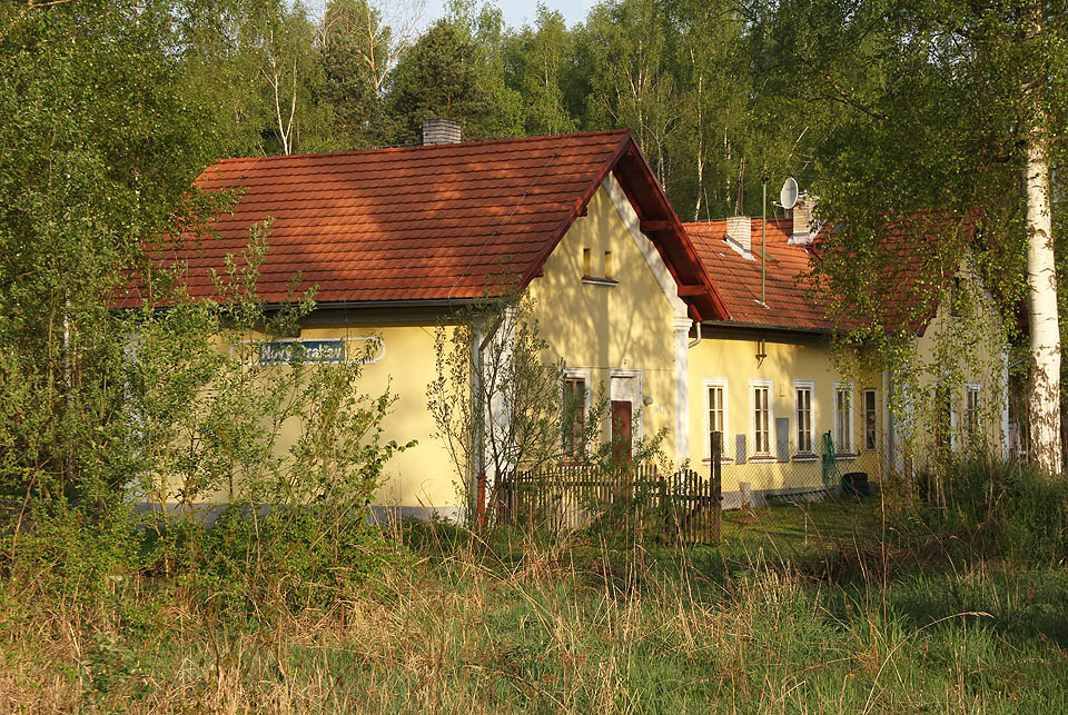 Pohled na staniční budovu zezadu od <a href="/Tema/Úzkokolejka Kateřina">úzkokolejky Kateřiny</a>.