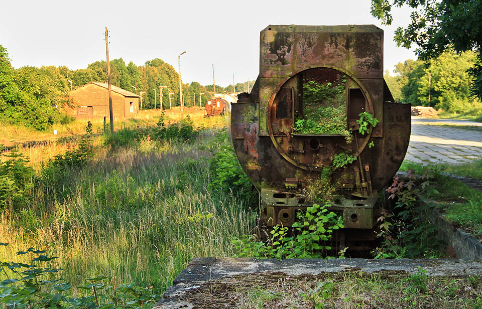Připomínkou faktu, že se na nádraží v Nowem Świętówu zastail čas, je také odstavený tendr parní lokomotivy, ve kterém na hromadě úrodného popela už skoro půl století bují plevel.