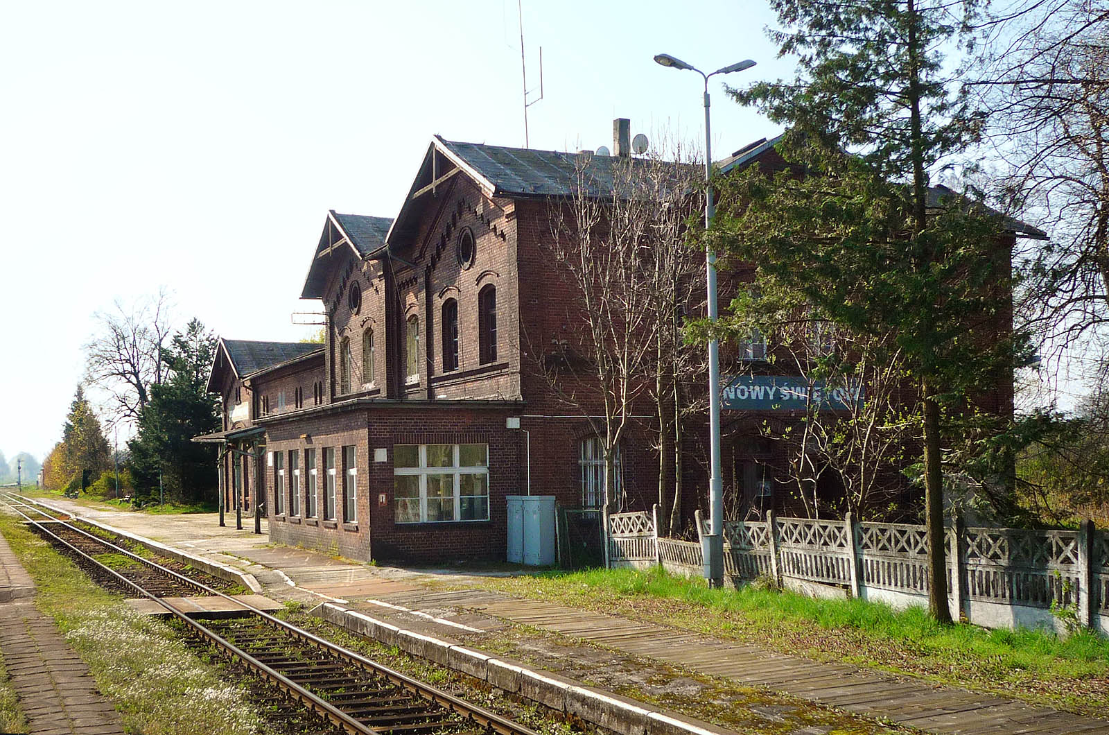 Tak vypadala železniční stanice Nowy Świętów ze strany od kolejiště ve slunečném dubnovém dni roku 2010.