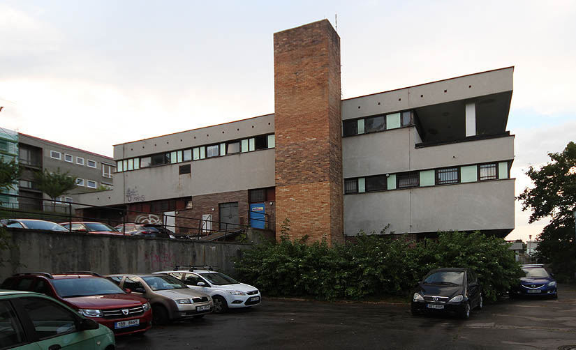 Nevyužité plochy okolo budovy zaplavili místní obyvatelé všudypřítomnými auty. Tady se na nástupní plochy požární techniky zatím nehraje (ale k požáru nemá budova daleko, už jednou uvnitř hořelo).