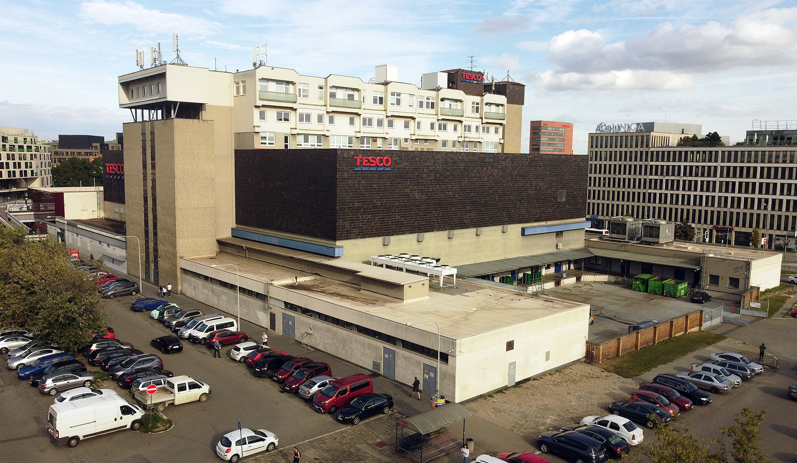 Půdorysně byla budova Prioru podstatně méně zajímavá než z hlediska vertikálního členění. Základní kvárdr doplňovaly tři schodišťové věže a později přistavěný manipulační trakt se sklady, nádvořím a elektrickou rozvodnou. Při pohledu od jihu působil obchodní dům silně industriálním a nepřístupným dojmem, něco mezi věznicí, vodojemem a telefonní ústřednou.