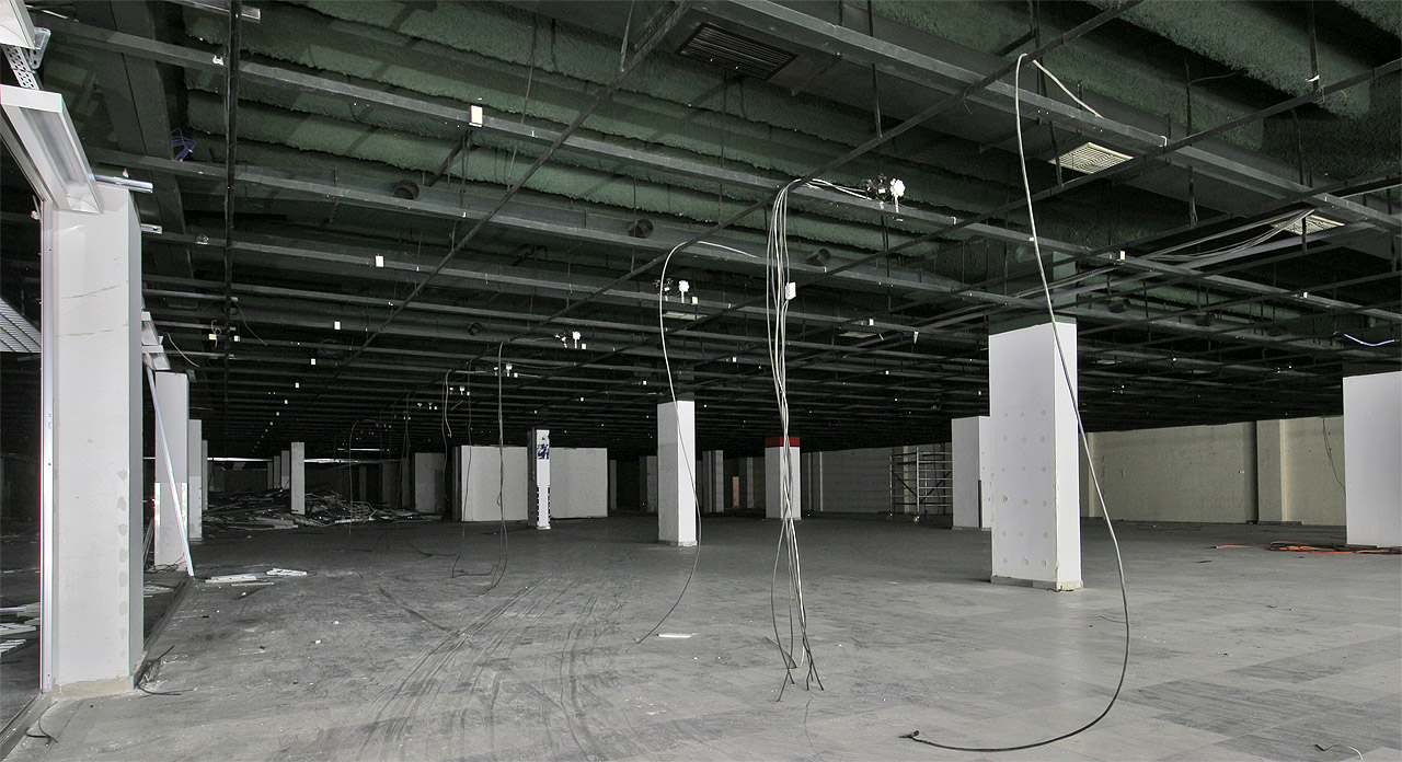 Druhé patro původně hostilo prodejnu (převážně?) dámské konfekce.