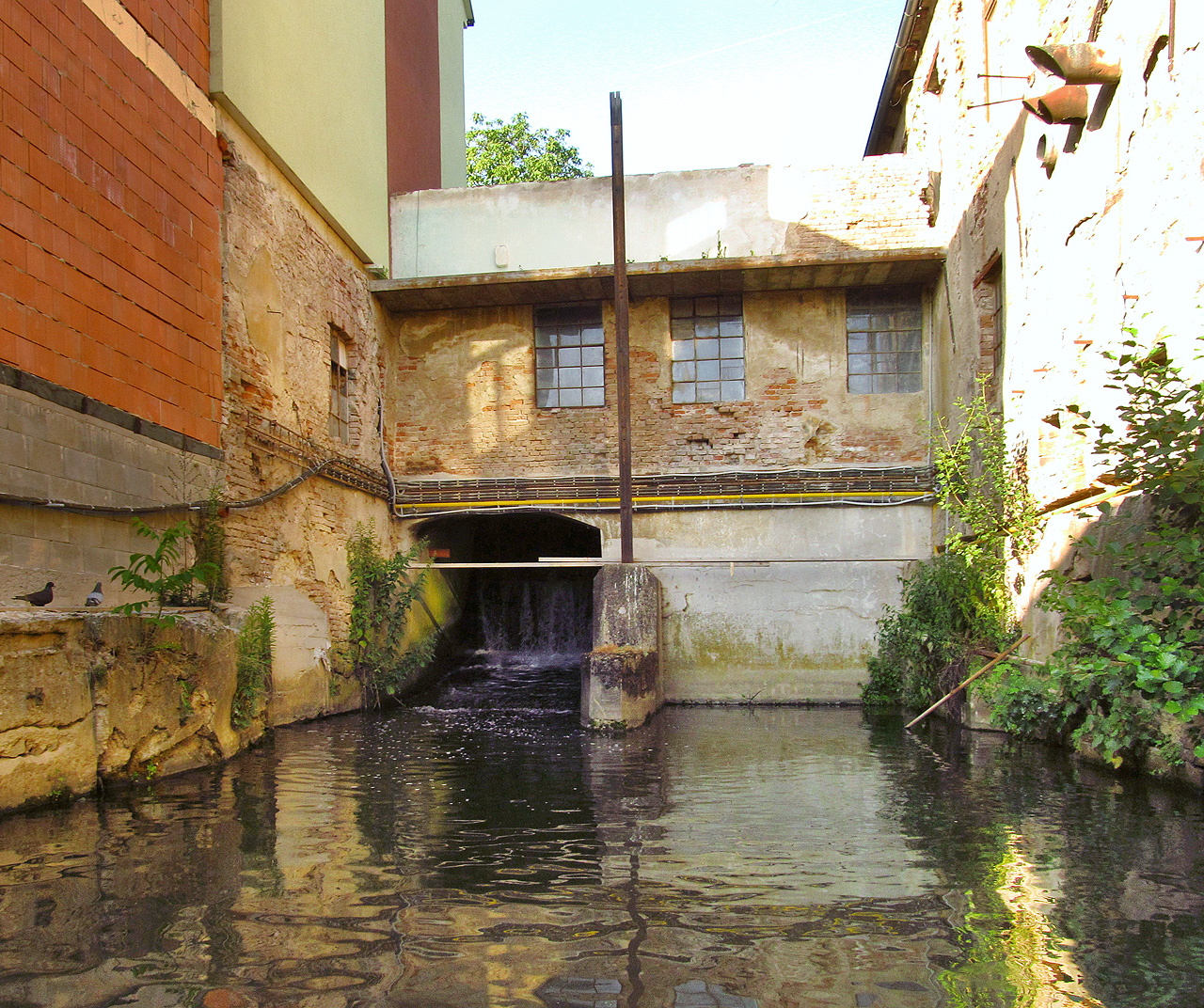 Pohled zespodu na malou vodní elektrárnu v areálu <a href="/Tema/Esslerova přádelna Obřany">Esslerovy přádelny</a>. Zde stával odpradávna Obřanský mlýn.