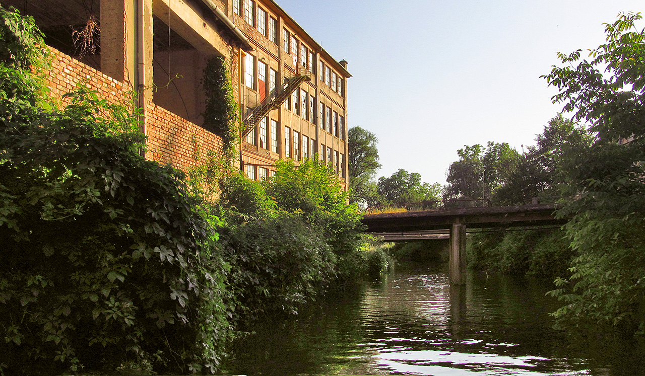 Pohled od elektrárny po proudu. Vlevo honosná železobetonová budova <a href="/Tema/Esslerova přádelna Obřany">Esslerovy přádelny</a>.