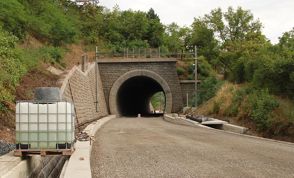 V roce 2015 prošel Obřanský tunel rekonstrukcí (pohled ze severu od kostela sv. Václava).