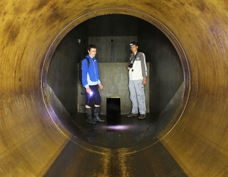 Asi po 100 metrech přicházíme na konec laminátové roury, která je výsostně kluzká.