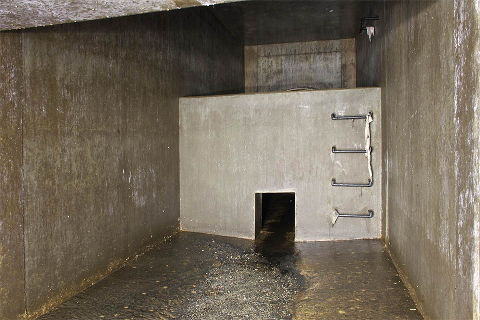 Před koncem chodby je nutné překonat retardér, který vytváří v případě velkého průtoku vodní polštář pod spadištěm, kterým se z vyšších pater řítí voda dolů.