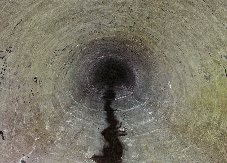 Betonová chodba tlamového profilu vedoucí od vstupu k samotné rozdělovací komoře je čistá a není ani příliš dlouhá.