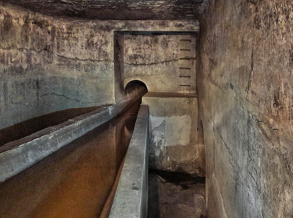 Průřez pokračující kanalizační roury je řádově menší. proto když nastane přívalová vlna, přeteče voda přes obě betonové hrany a vchrstne spojovací štolou do rybníka.