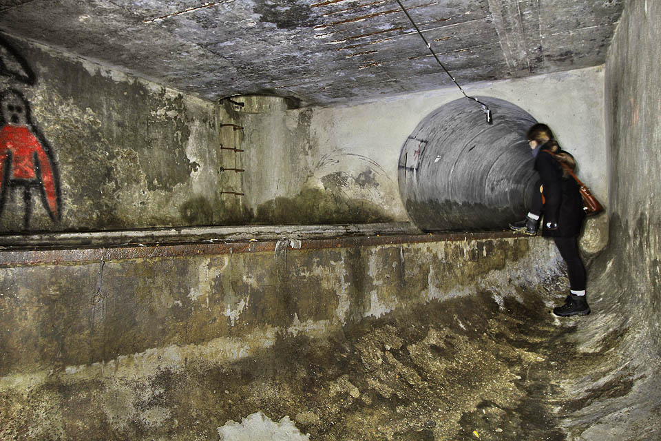 A to je samotná rozdělovací komora. Betonová místnost, do které proudí splašky rozměrným tunelem, aby pokračovaly pouze tenkou trubkou. přebytečná voda se při nárazových deštích či haváriích vodovodu přelije přes ocelovou hranu do štoly, kterou jsme přišli.